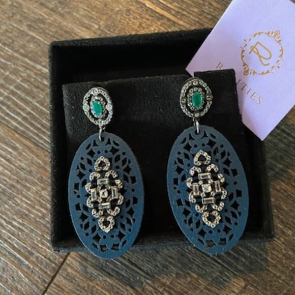 CAROL BRODIE RARITIES CARVED LEATHER, ZIRCON, GREEN ONYX DROPS - Picture 3 of 6